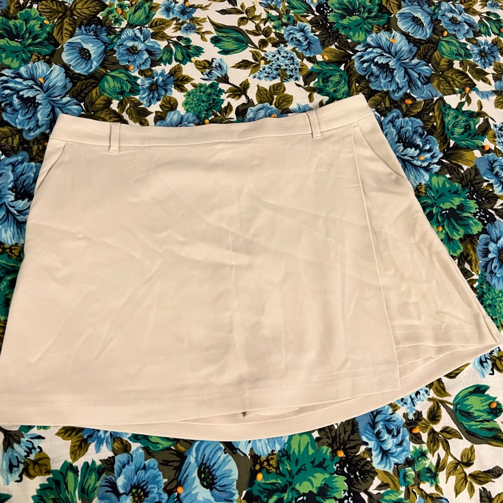 Hollister cream skort. Size XXL, has pockets.